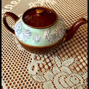 REDUCED‼️Sadler Vintage Teapot with Gold Trim